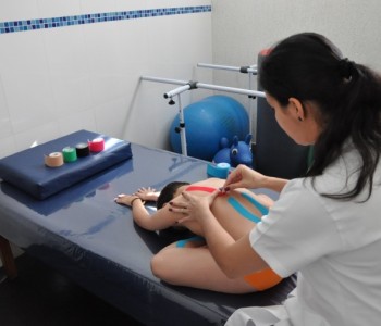 *Foto: Bandagem elástica neuromuscular (tape)